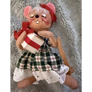 Vintage 1995 Annalee Mouse Girl Christmas Plaid Dress Holding Gift 6" Tall EUC